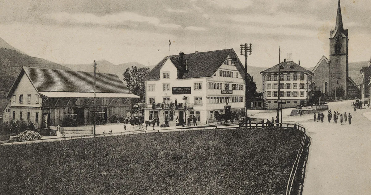 Urnäsch (AR) mit dem Gemeindehaus neben der Kirche auf einer Postkarte von 1908.