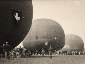 Préparatifs de lancement des ballons à Genève, août 1922.