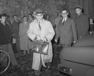 Procès de Rudolf Rössler (à l’avant sur la photo) et de Xaver Schnieper en 1953 à Lucerne. Tous les deux furent condamnés à des peines d’emprisonnement de plusieurs mois.