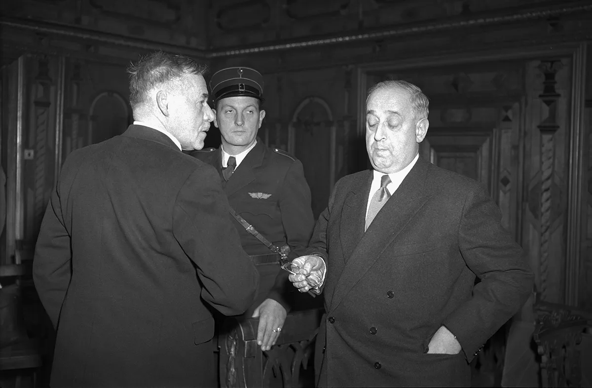 Karl Dubs (links) und sein Verteidiger, Dr. Rosenstiel, während des Gerichtsverfahrens in Schwyz, Dezember 1949.
