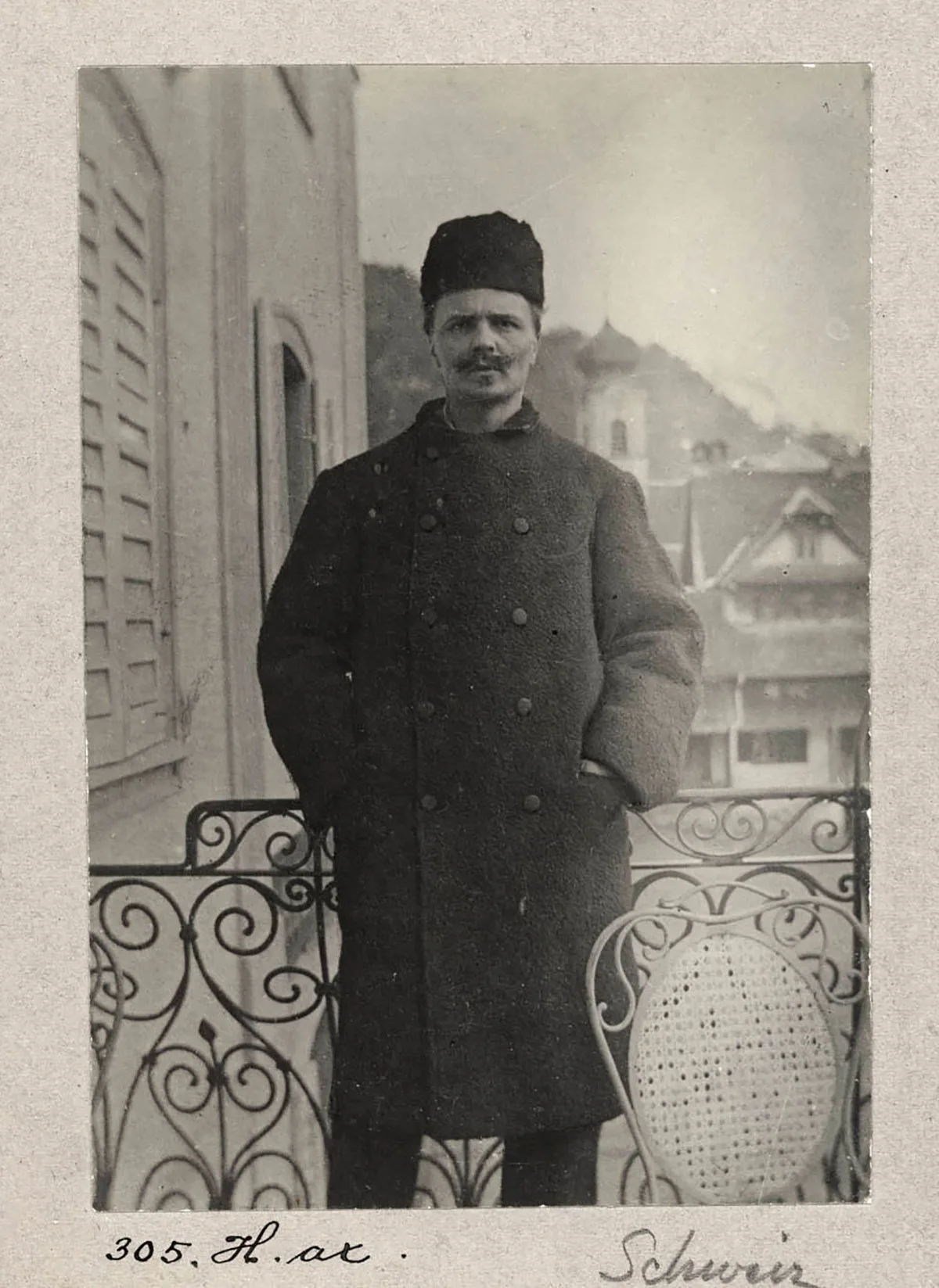 Strindberg in Gersau auf dem Balkon.