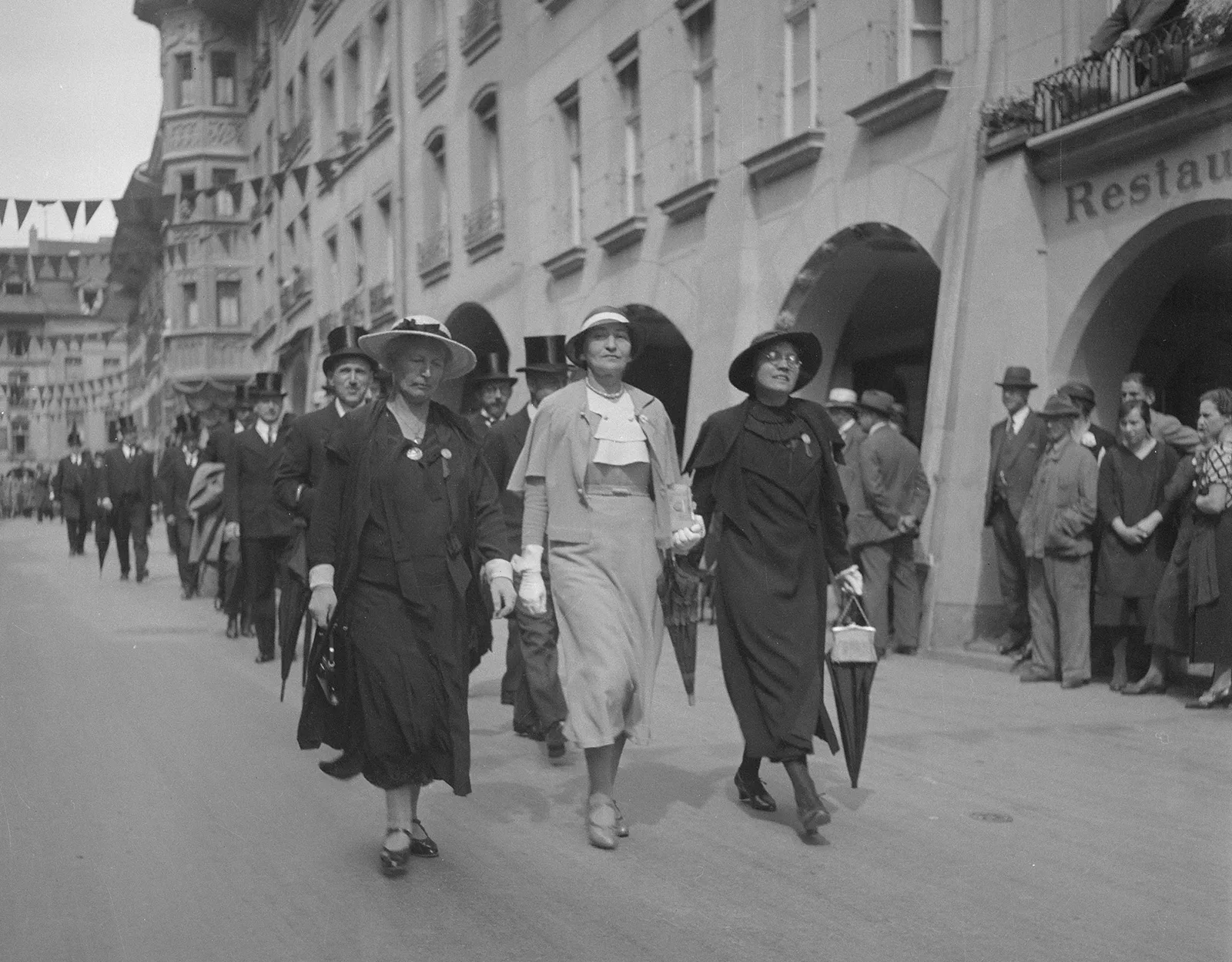 Gertrud Woker, Franziska Baumgarten-Tramer und Marie-Louise Herking (v.l.n.r.) am Festzug zum 100 Jahr-Jubiläum der Universität Bern, 1934.