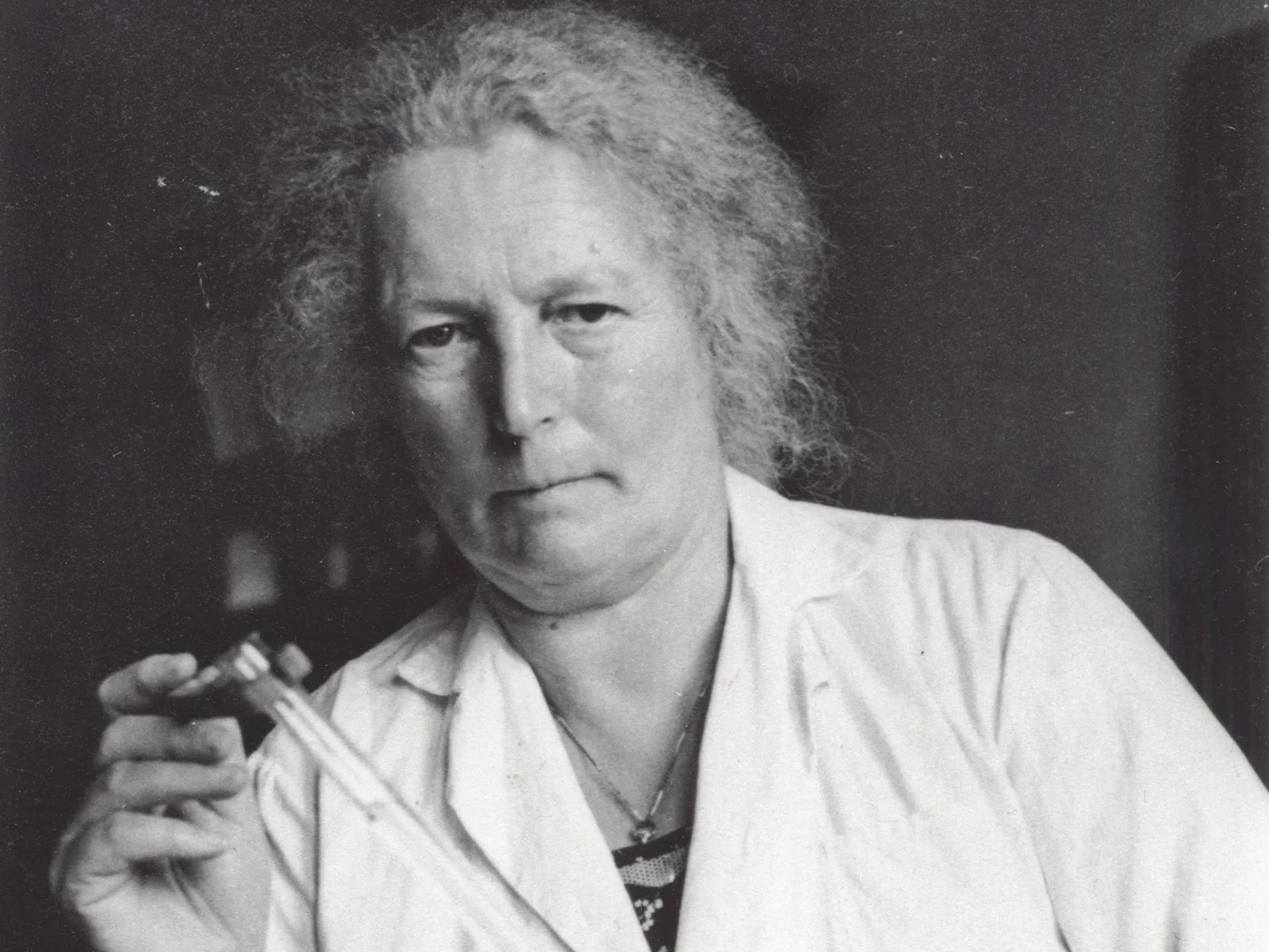 Gertrud Woker in ihrem biochemischen Labor an der Universität Bern.