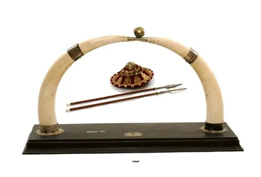 Die Geschenke an die Stadt Genf: Montierte Elefantentrophäen, zwei äthiopische Speere und dazu ein Schild.