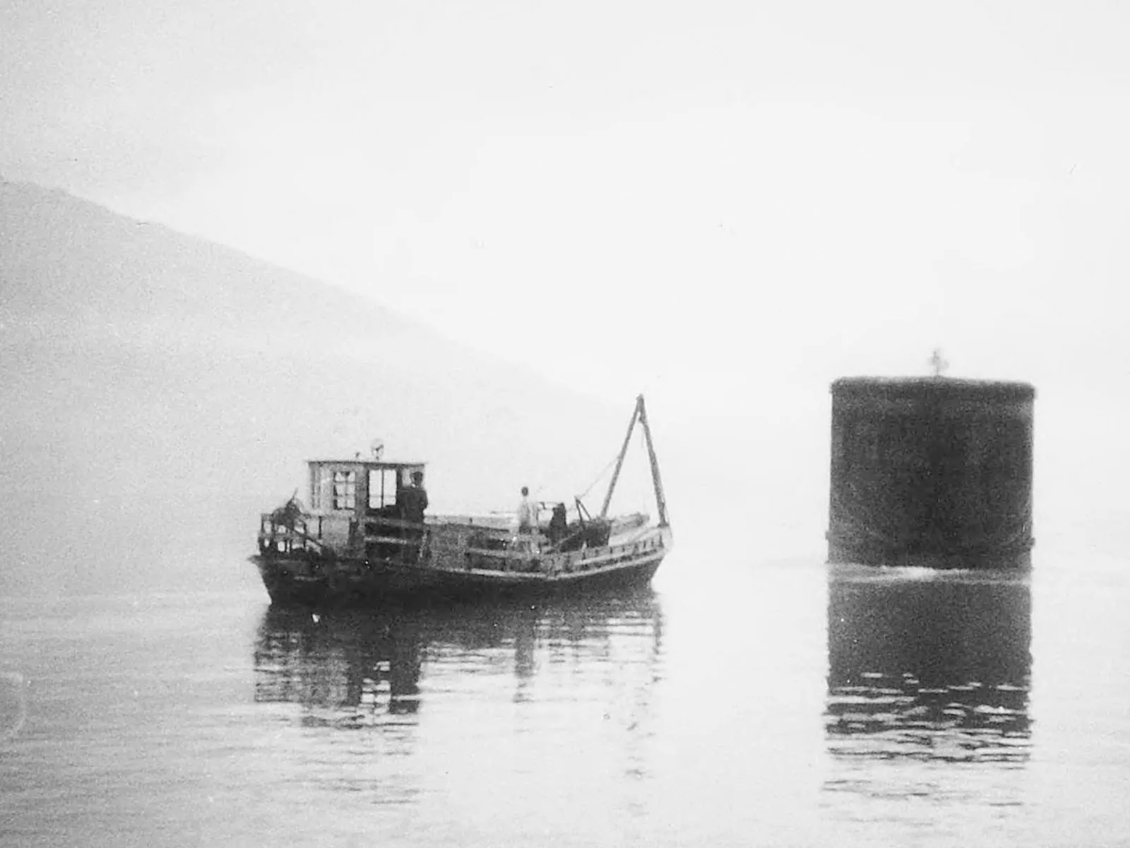 Versenkung von Unterwassertanks mit Weizen auf dem Thunersee, 1939.