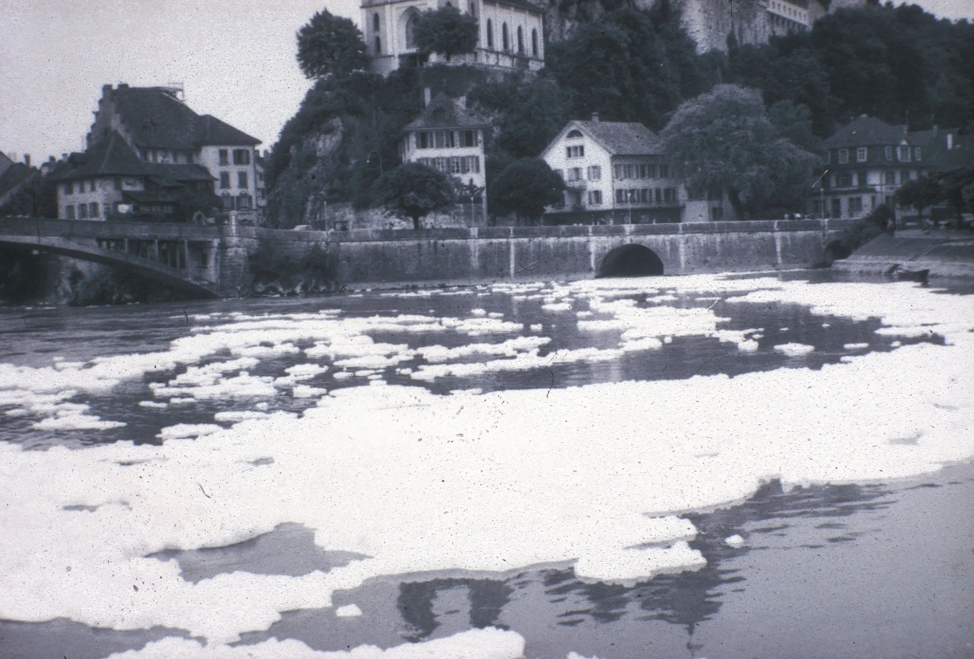 1962 fliessen auf der Aare bei Aarburg Schaumberge statt Gummiboote. Der Grund: Synthetische Reinigungsmittel gelangten ungefiltert in die Schweizer Bäche und Flüsse.