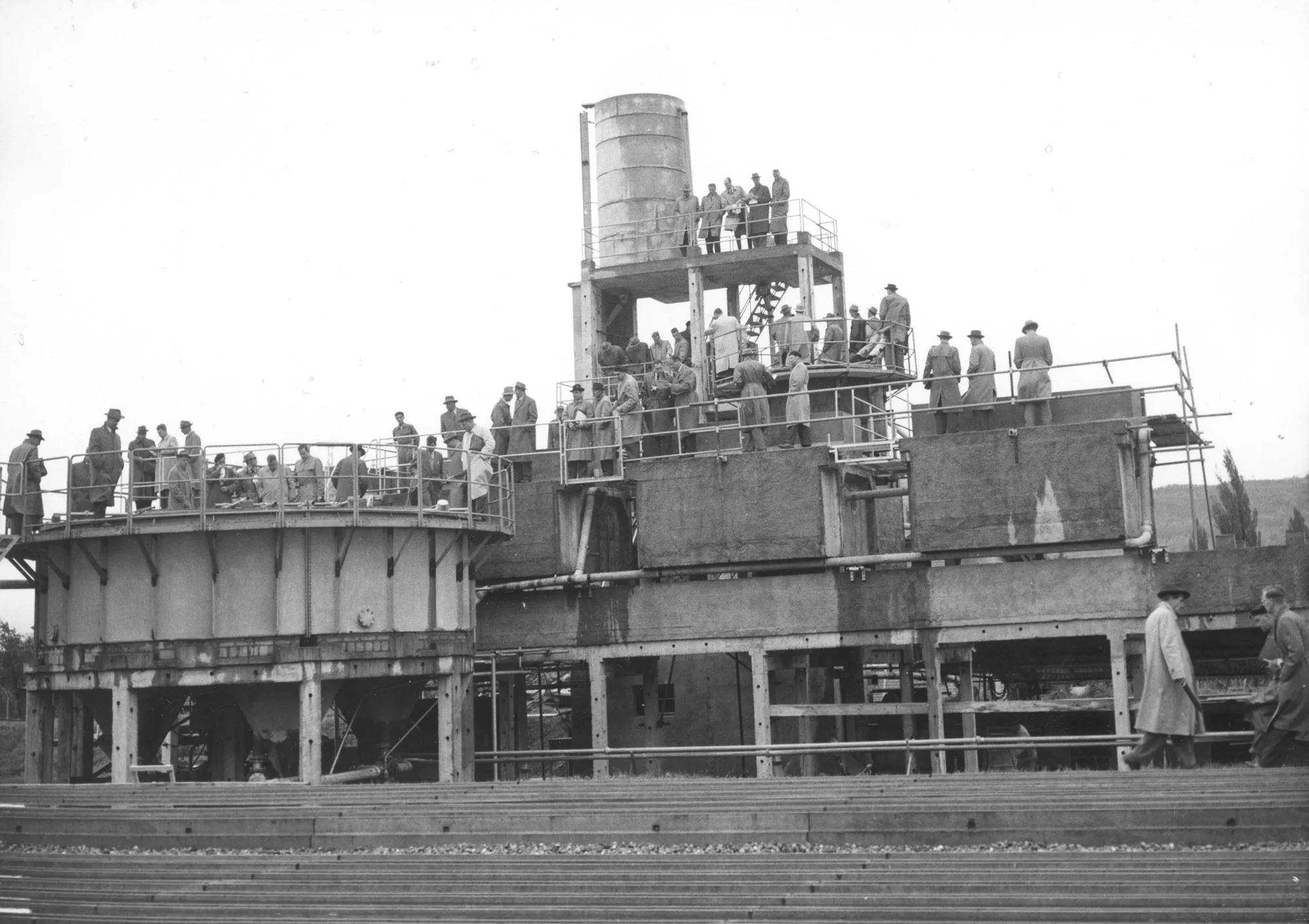 Beamte besichtigen die Versuchskläranlage in der Tüffenwies um 1953.