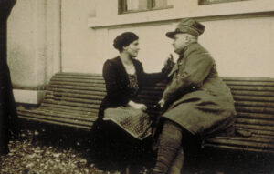 Gilberte Montavon conversant avec un officier, vers 1915.