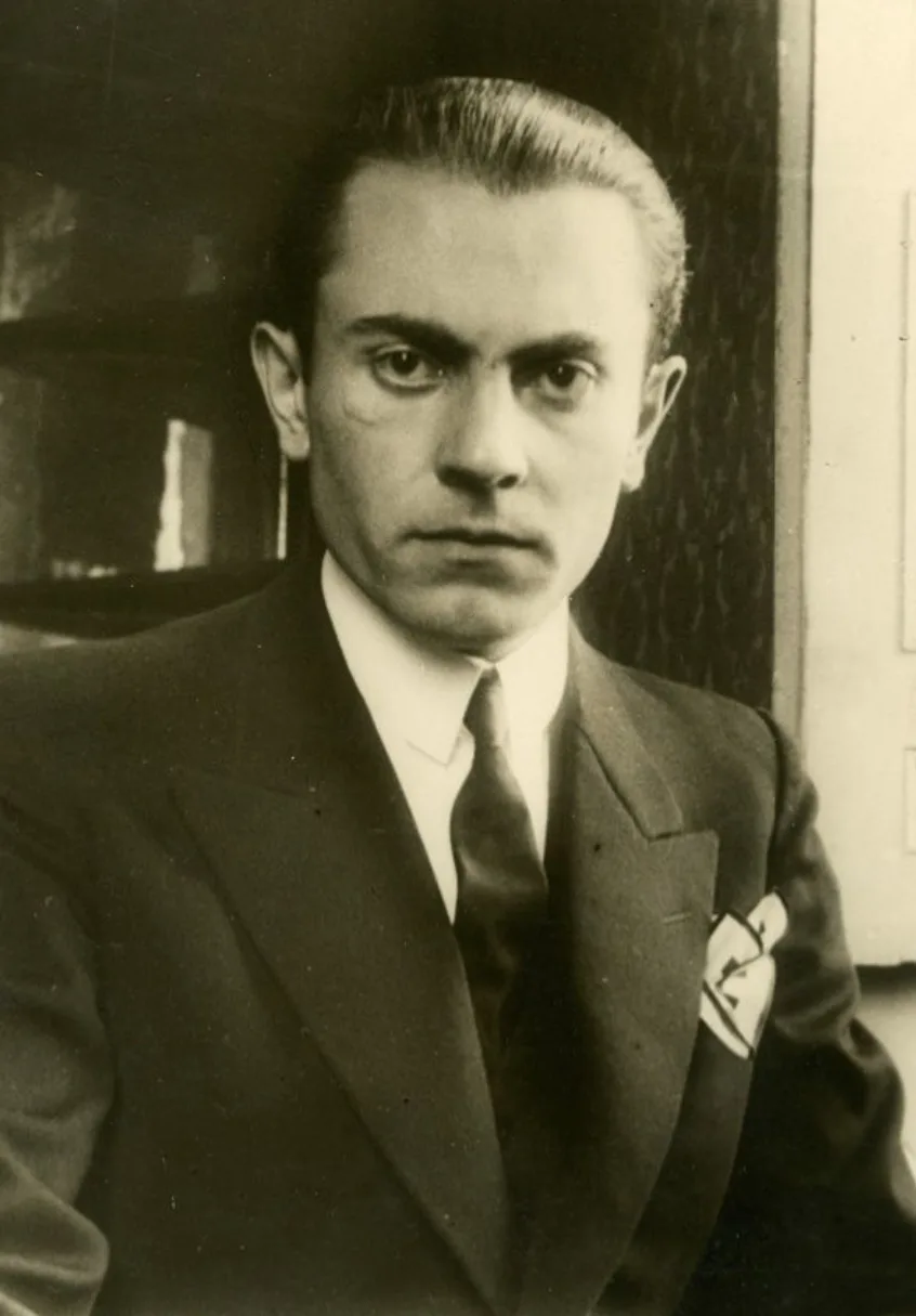 Giovanni Bassanesi emigrierte nach der faschistischen Machtergreifung nach Paris, wo er als Fotograf arbeitete und an der Juristischen Fakultät der Sorbonne studierte.