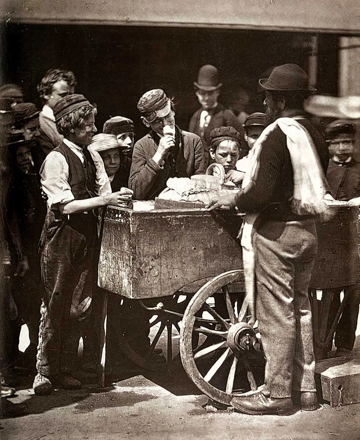 Carlo Gatti popularisierte das Eisschlecken: Eine Strassenszene von 1877 in London.