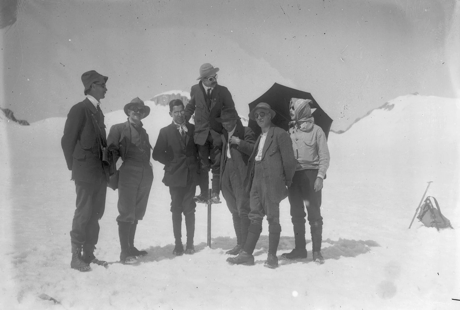 Paul-Louis Mercanton dokumentierte viele seiner Expeditionen fotografisch. Hier eine Gruppe von Glaziologen auf dem Rhonegletscher, 1918.