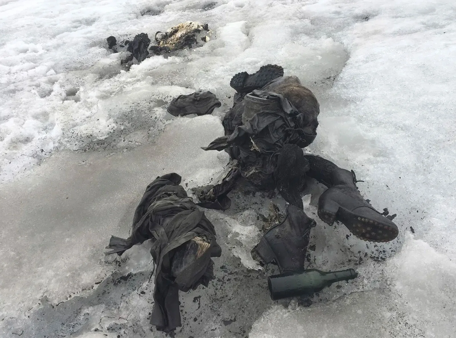 Sterbliche Überreste eines seit 1942 verschwundenen Paares, Tsanfleurongletscher, 2017.