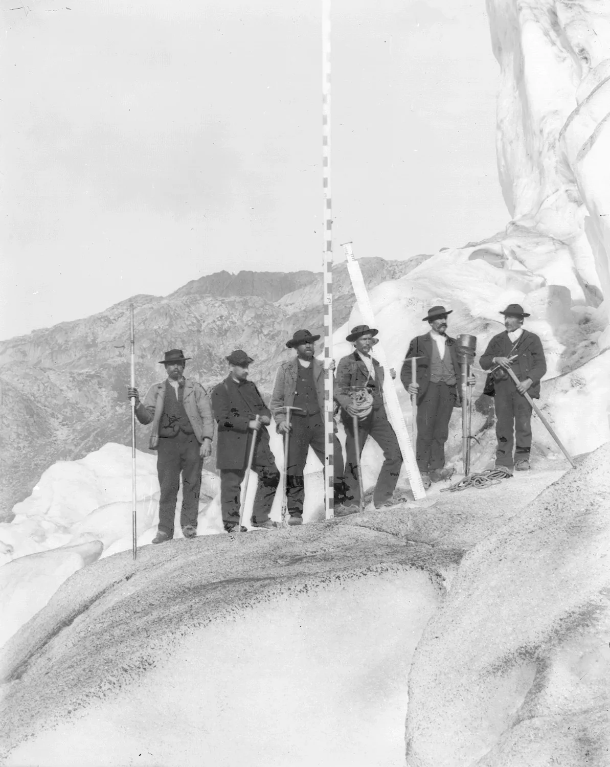 Eine Vermessungsequipe am Rhonegletscher, 1899.