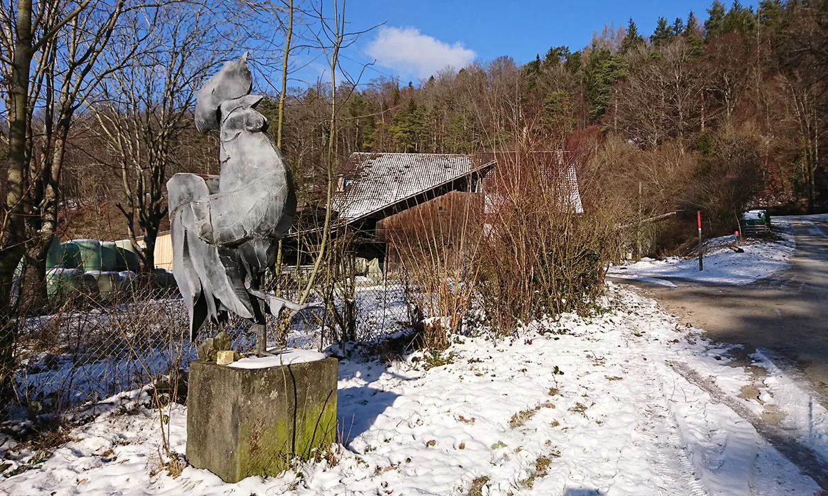 Noch heute erinnert der Gockel in Schöfflisdorf an Gustav Guhl.