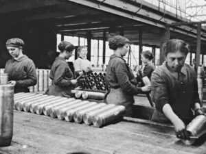 Frauen bei der Granatenproduktion im Stahlwerk Osnabrück. Foto: Alois Wurm, 1915.