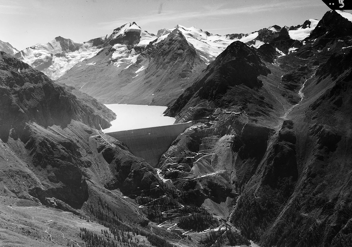 Die Staumauer Grande Dixence im Wallis ist 700 Meter lang, 285 Meter hoch und der Stausee Lac des Dix hat ein Fassungsvermögen von rund 400 Millionen Kubikmetern. Aufnahme aus dem Jahr 1962.