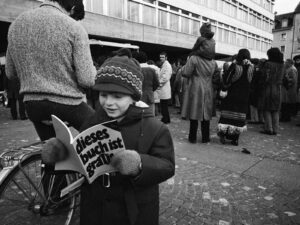 Die Verteilung des Gratisbuches auf dem Zürcher Helvetiaplatz, 1971.