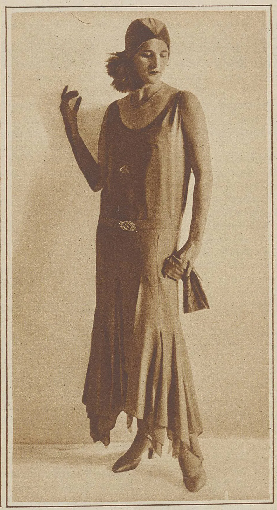 Ein Model präsentiert die neuste Mode an der Grieder-Doelker-Modeschau im Baur au Lac Zürich 1929. Wiessner steuerte mit den Handschuhen «neue Eleganz bis zu den Fingerspitzen» zur Modeschau bei.