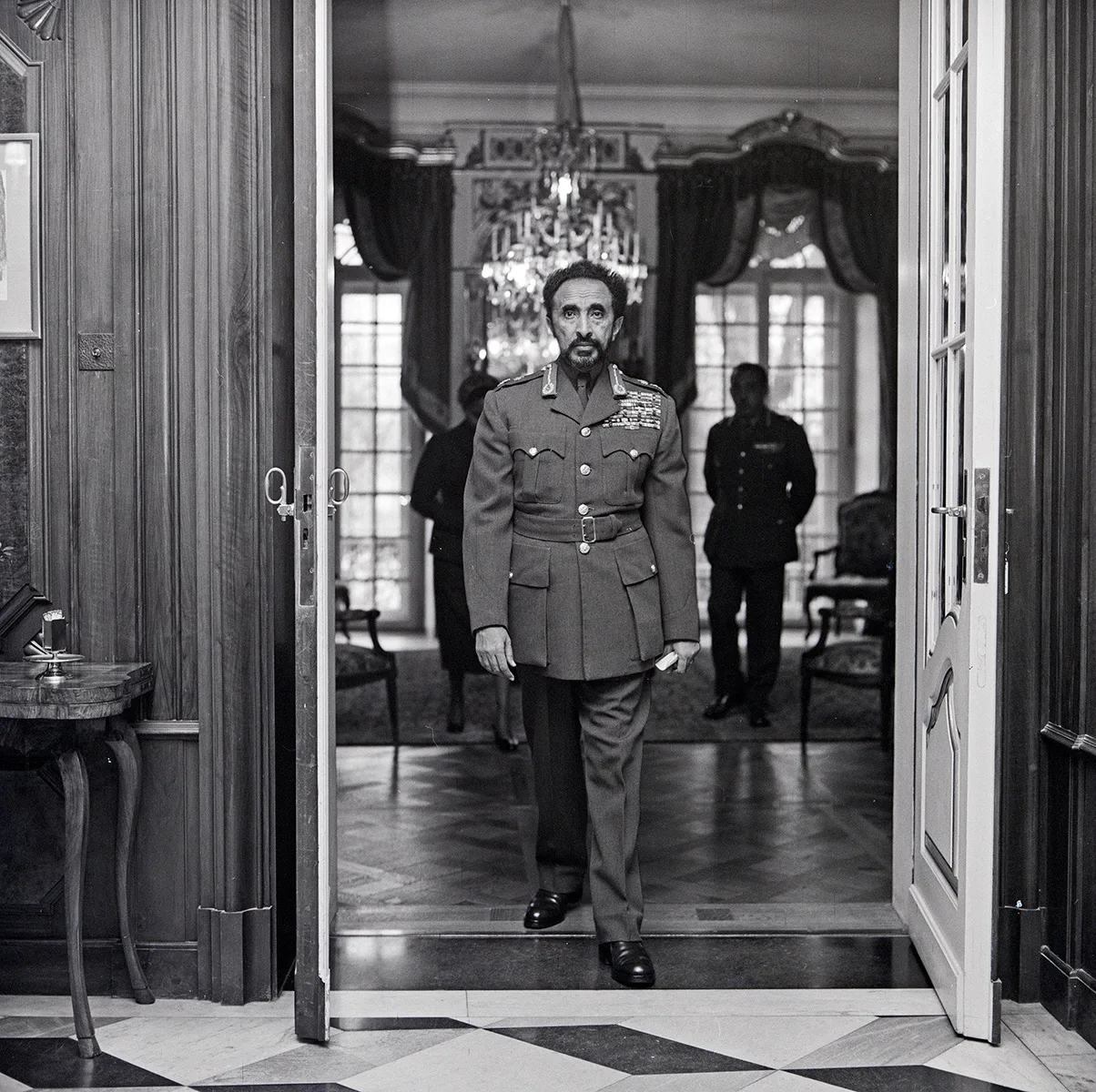 Kaiser Haile Selassie schreitet aus dem Grossen Salon in den Marmorsaal von Schloss Jegenstorf. Das Foto stammt vom 26. November 1954, als der Kaiser einen Journalisten und einen Fotografen der «Schweizer Illustrierten» exklusiv empfing. Foto von Björn Lindroos.