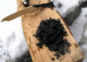 Birch pitch obtained in the single-pot process: the end product consists of tar and the ashes of the bark.
