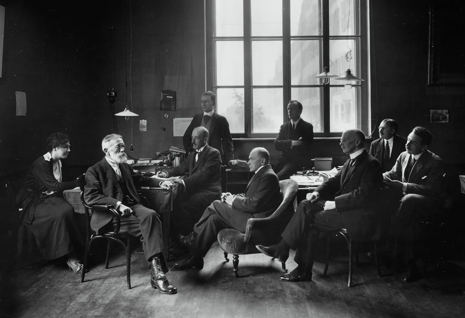 Gruppenbild mit Marguerite Cramer (links) und den Direktoren der Internationalen Zentralstelle für Kriegsgefangene (IPWA) Frédéric Ferrière, Georges Werner, K. de Watteville, Alfred Gautier, Frédéric Barbey, Edmond Boissier, Etienne Clouzot und Jacques Chenevière.