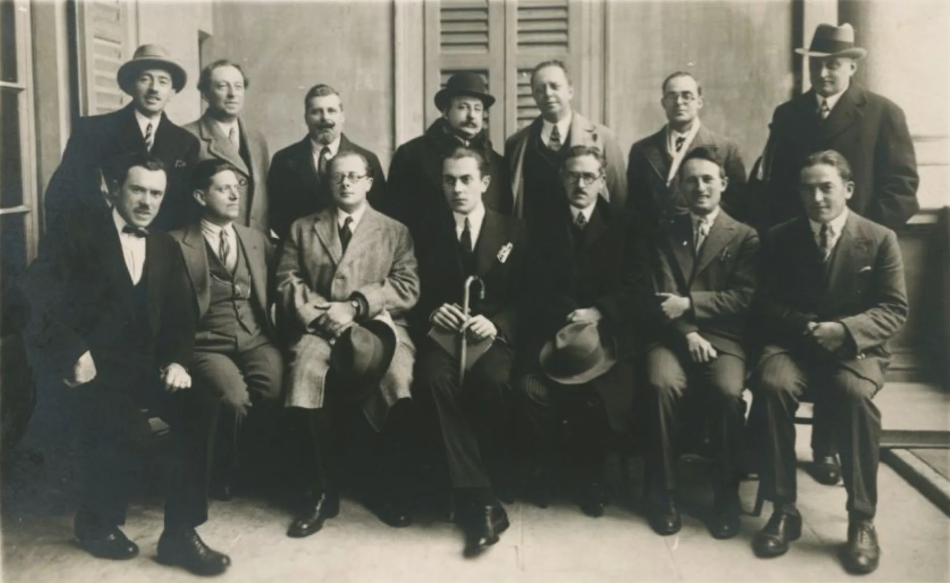Gruppenfoto der Angeklagten und ihren Anwälten. Giovanni Bassanesi sitzt in der Mitte, links von ihm Carlo Rosselli, rechts von ihm Alberto Tarchiani.
