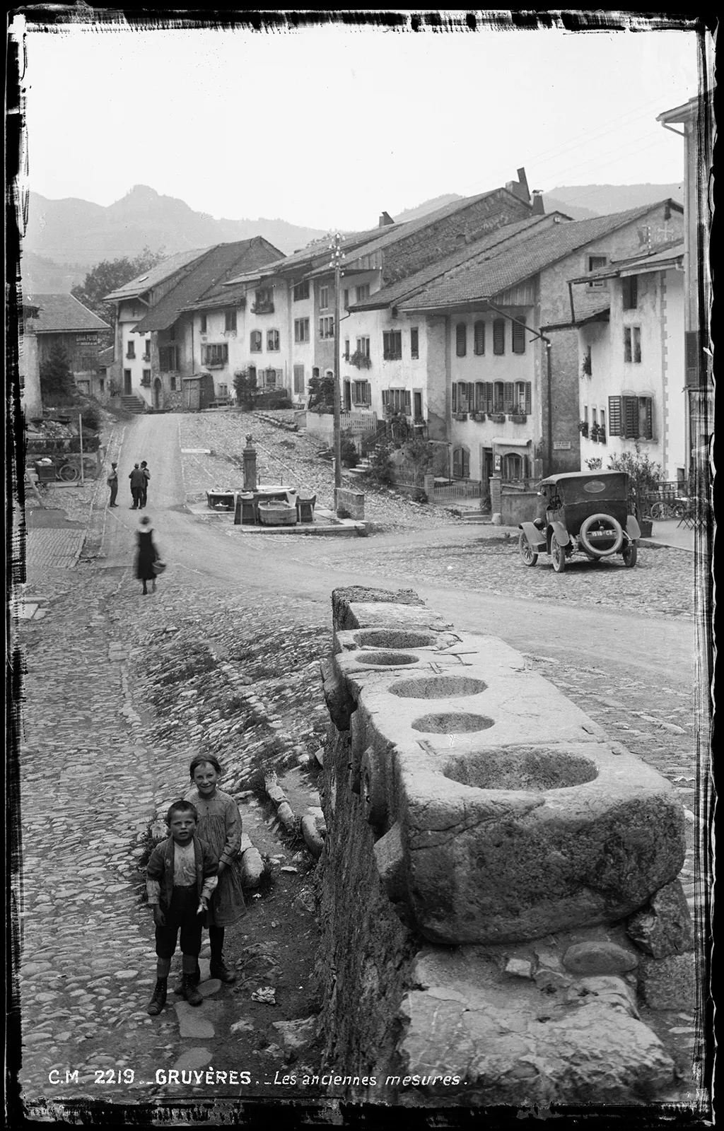 In Stein gehauenen Hohlmasse für Getreide aus dem 15. oder 16. Jahrhundert auf dem Marktplatz von Greyerz.