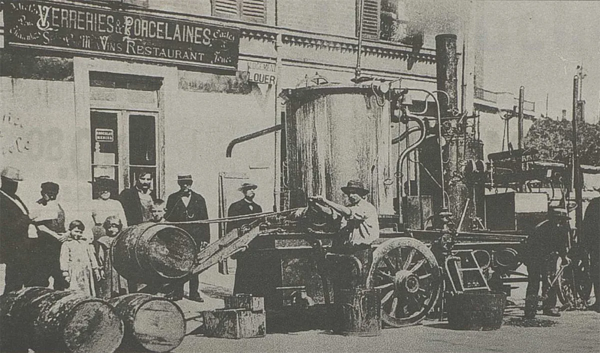 Ernest Guglielminetti bei der Umsetzung seiner Idee in Monaco, mit der ersten Maschine, die Teer für die Applikation auf einer Strasse erhitzen konnte.