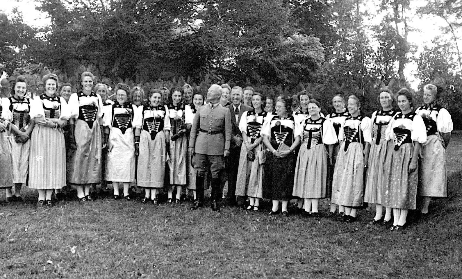 Guisan in good spirits with the Jegenstorf all-female choir.