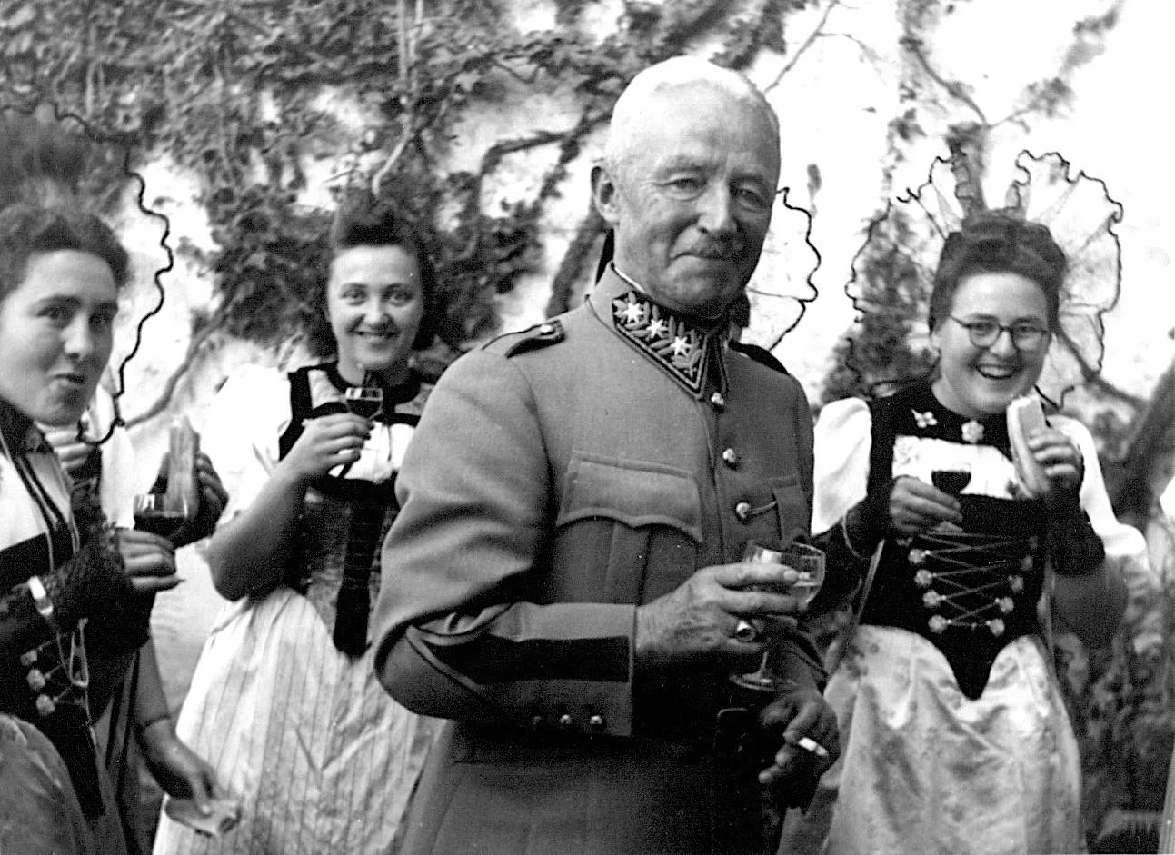 The cheerful general with three radiant choir members.