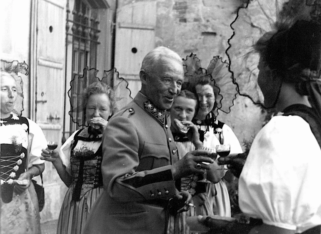 The ladies were given ham sandwiches and nibbles with port wine, while Vaud native Guisan stuck to white wine.