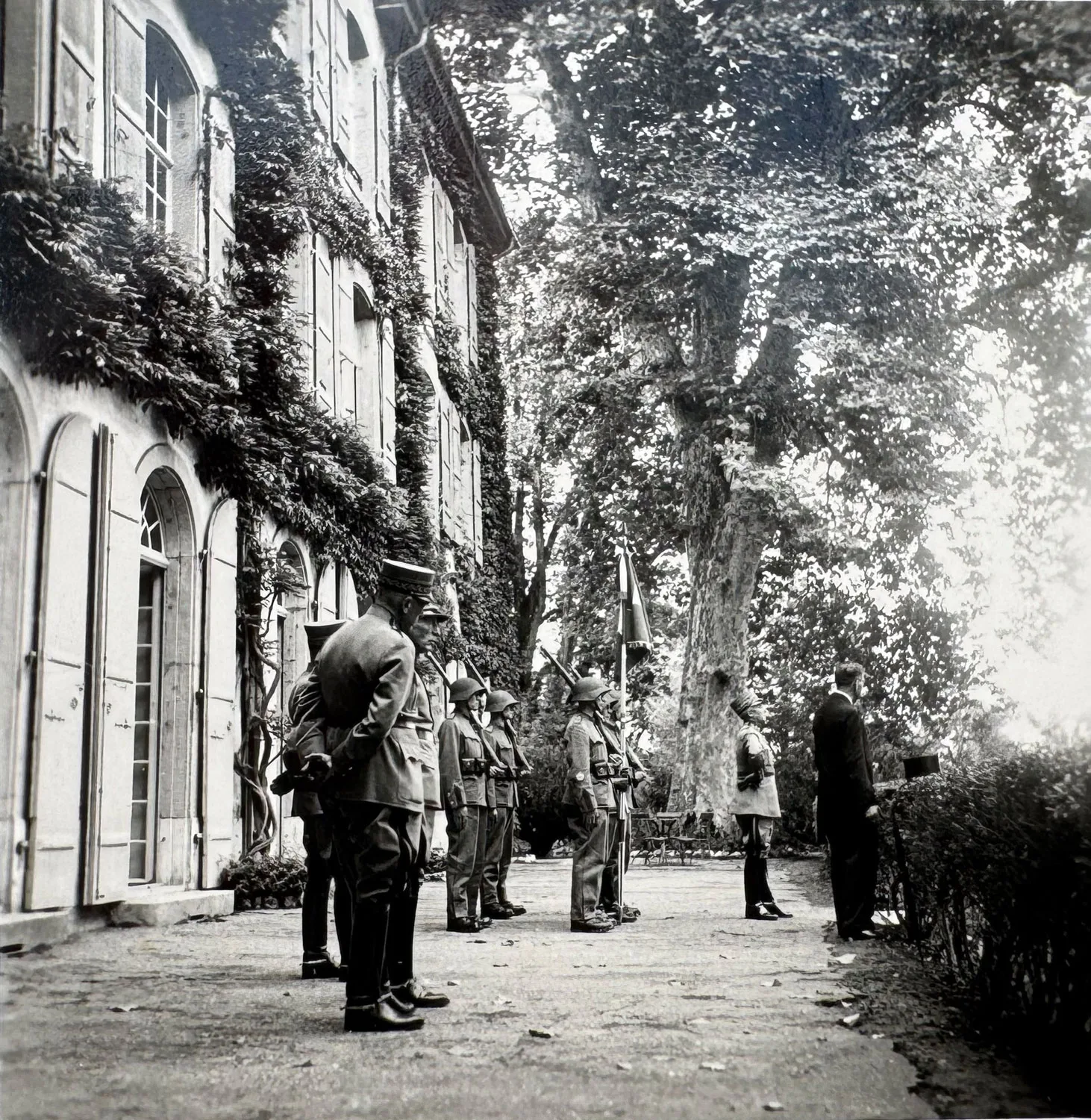 General Guisan beside Federal Councillor Karl Kobelt in front of the south facade of Jegenstorf Castle on 19 August 1945.