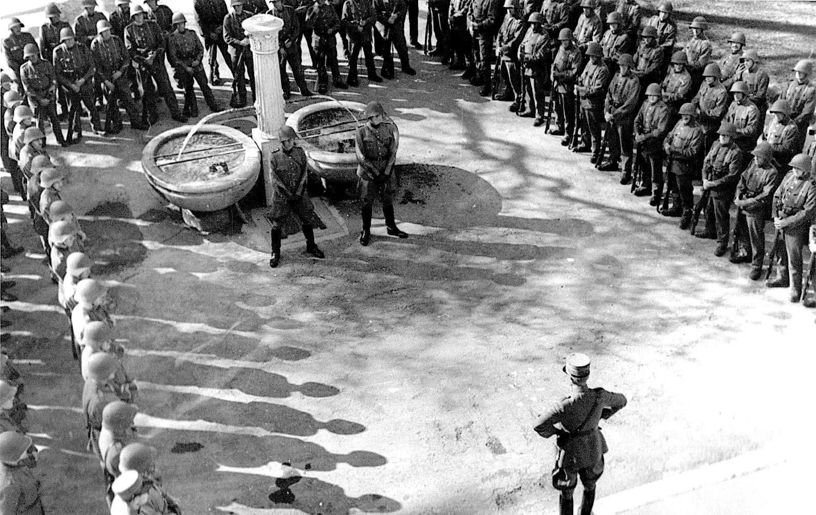 In Jegenstorf Castle courtyard on 8 May 1945: Guisan announces the end of the war in Europe.
