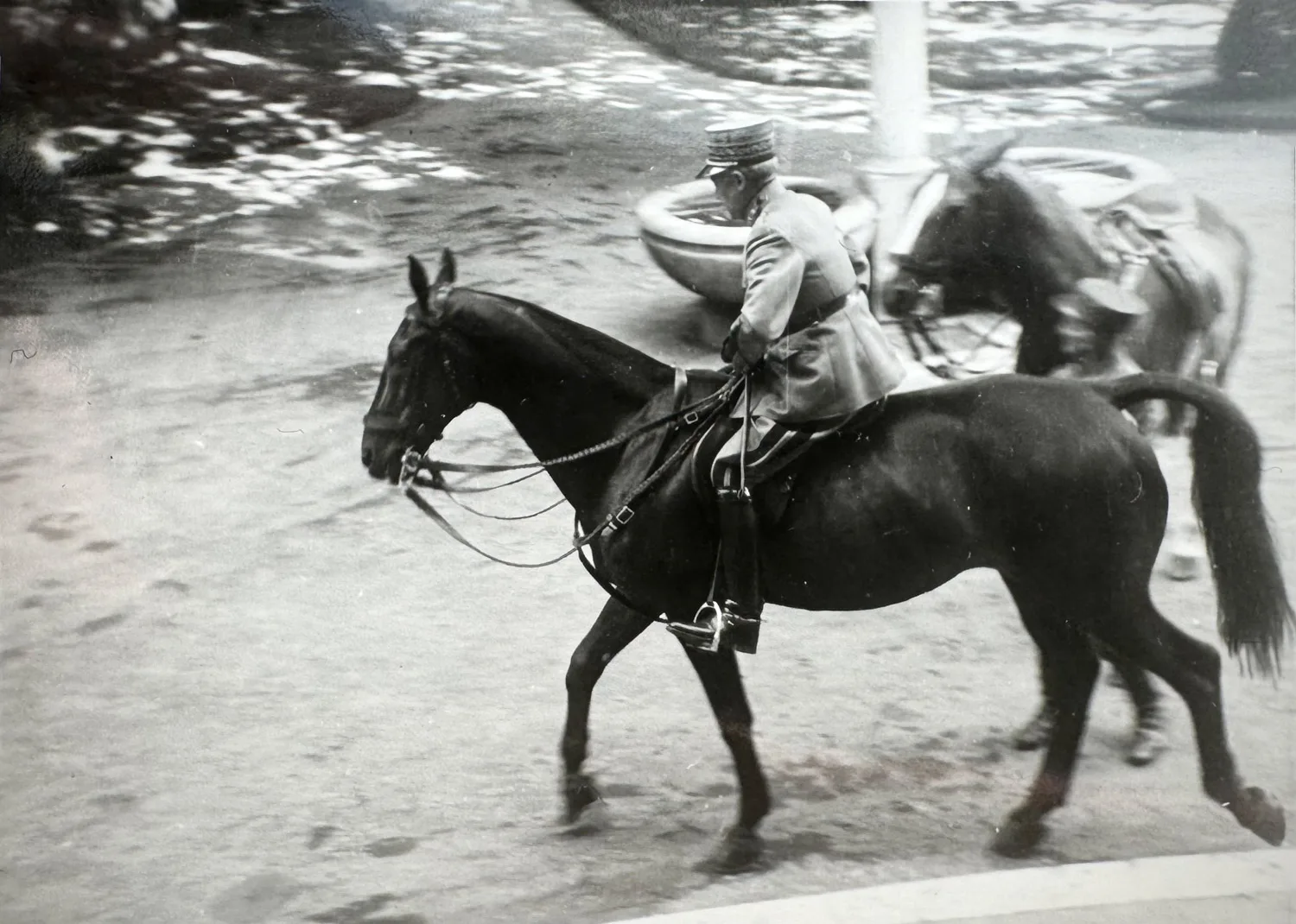 Snapshot of the castle courtyard: Guisan riding his favourite horse, Nobs.