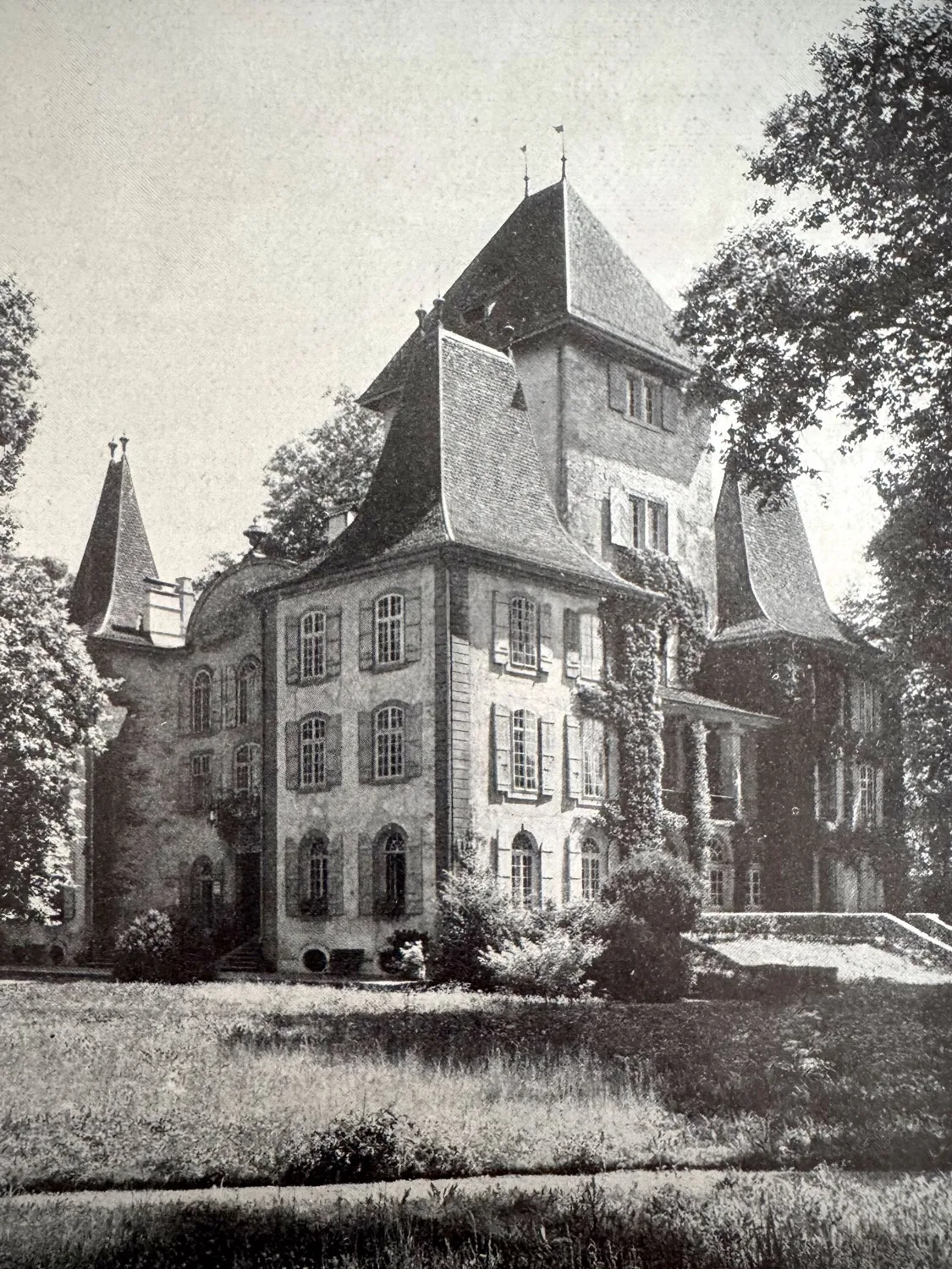 Jegenstorf Castle in the 1940s – “une vraie residence”, as the general called his last command post.