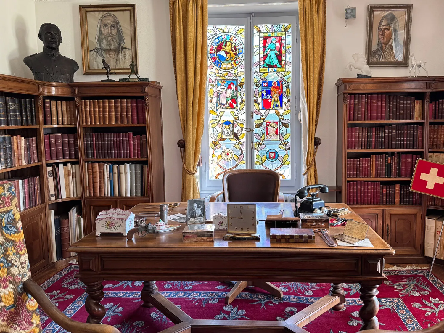 General Guisan’s study in Villa Verte Rive. The glass pane presented by the choir...