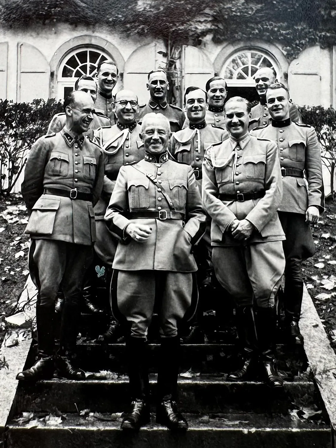 Guisan and the officers from his personal staff in front of the south facade of Jegenstorf Castle.