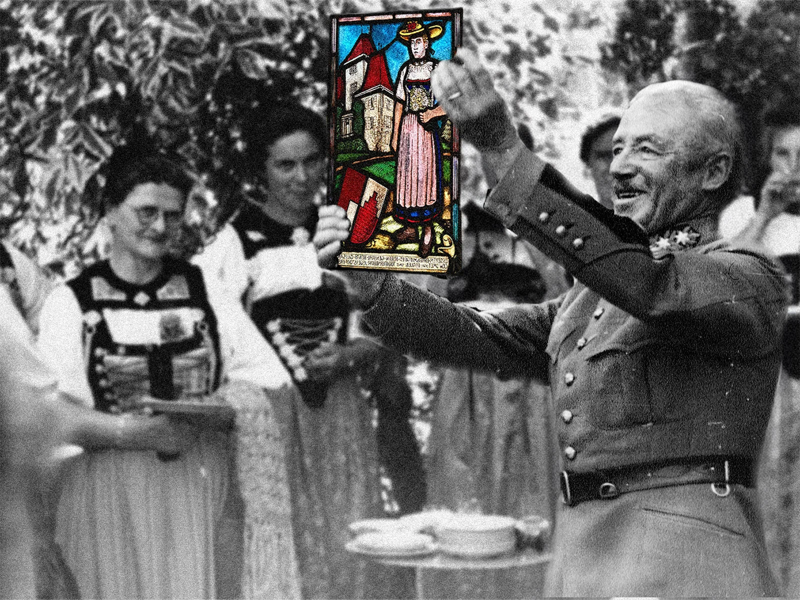 Clearly delighted, the general holds up the present from the Jegenstorf women’s choir, given to him as an honorary member at his Verte Rive home. Photo edited by Klaas Kaat.