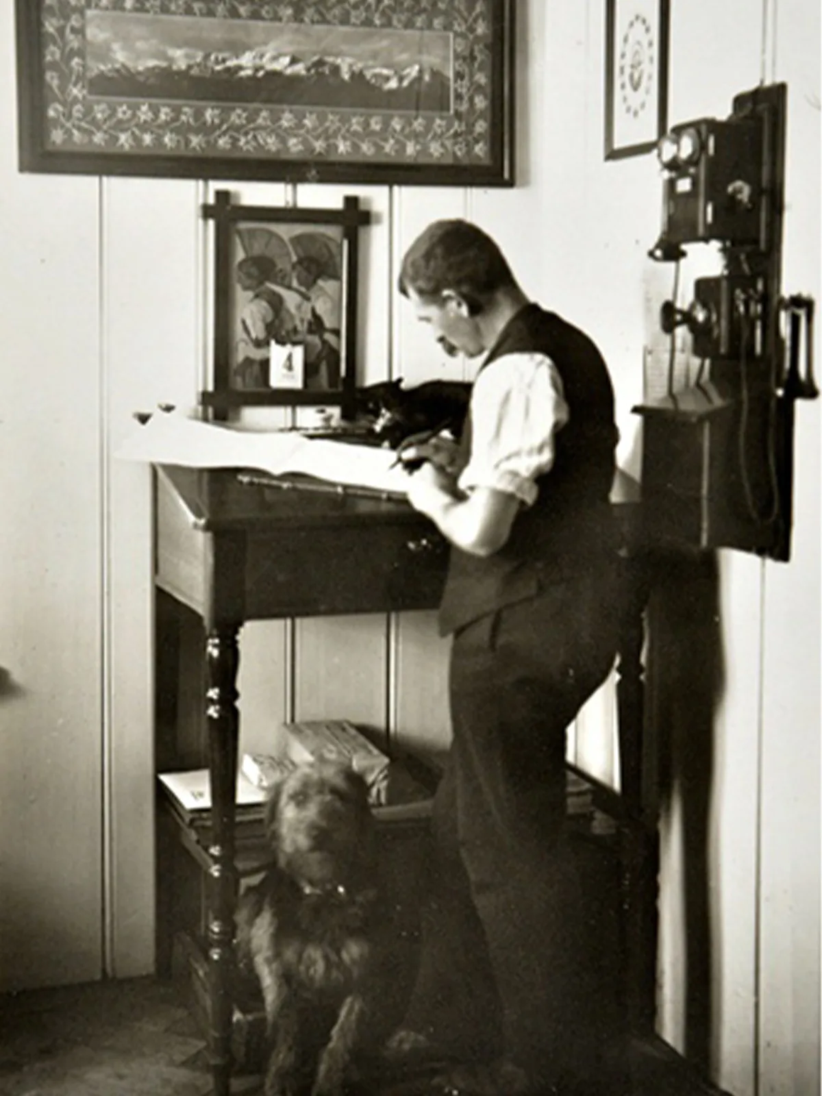 Heinrich Haas im Arbeitszimmer der Wetterwarte mit Säntishund «Sturm».