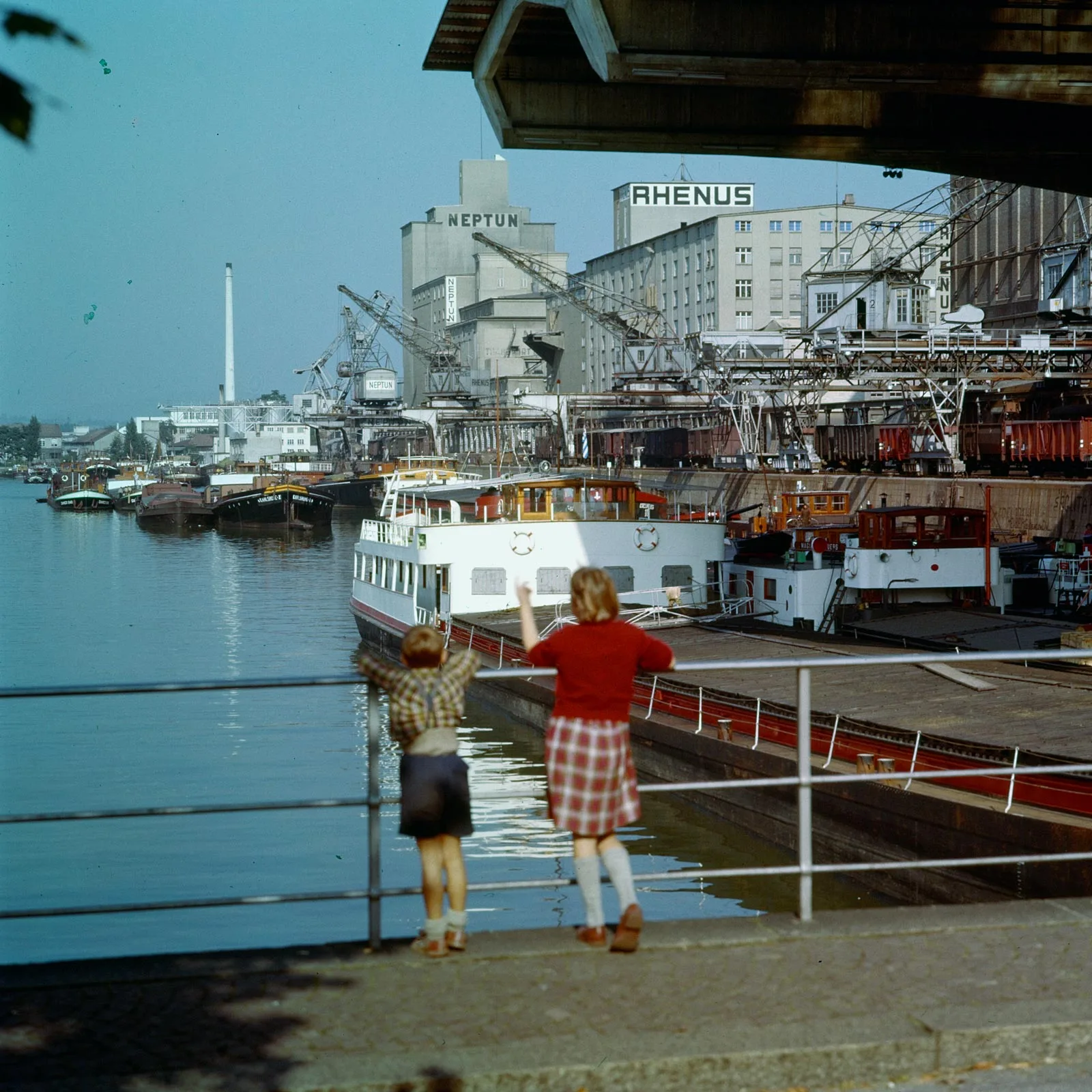 En 1959, des enfants observent l’activité du bassin portuaire n°1 de Petit-Huningue.