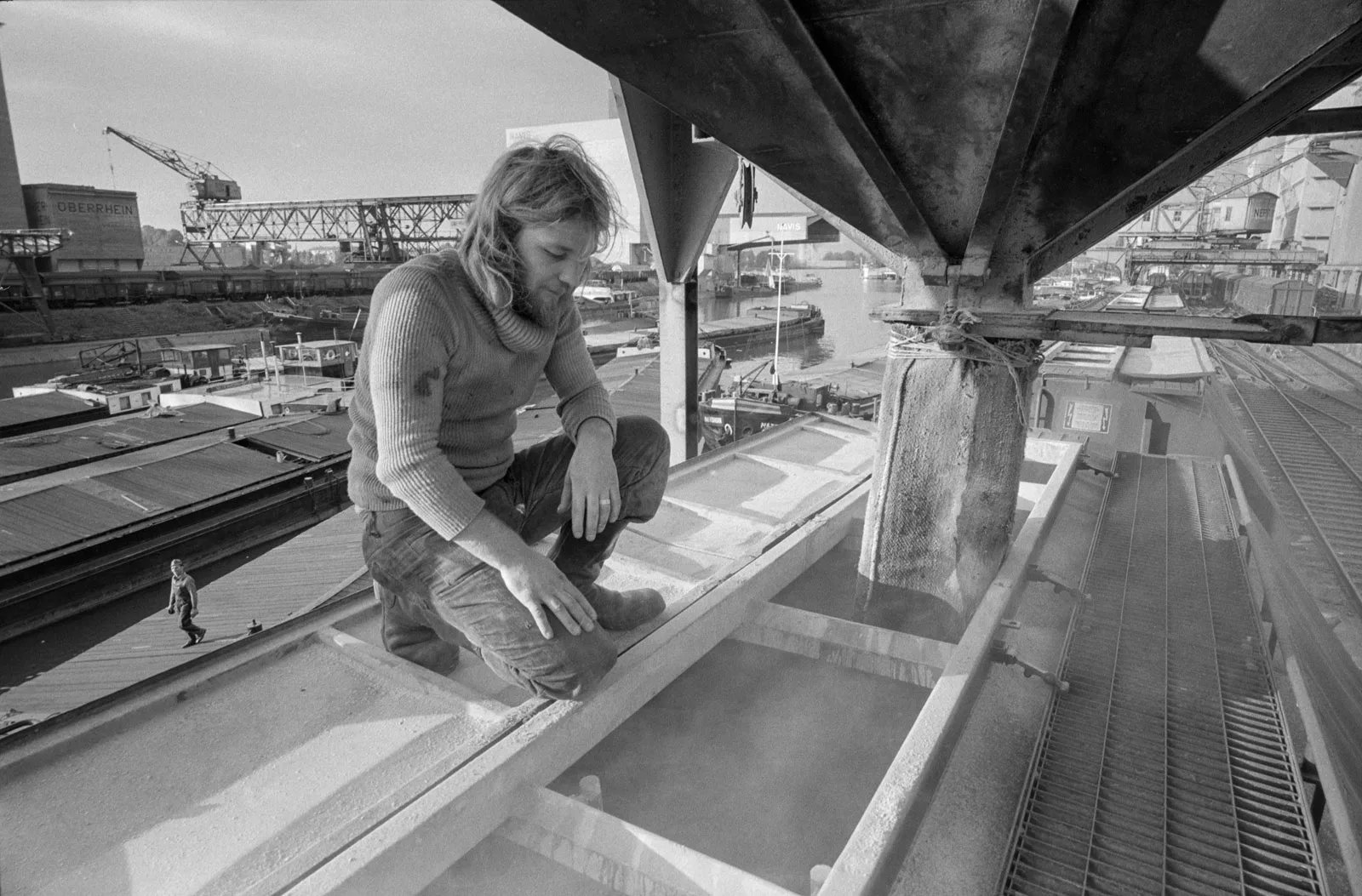 Les céréales sont directement déversées du silo dans un wagon de marchandises du chemin de fer portuaire. Photo prise le 4 octobre 1974.