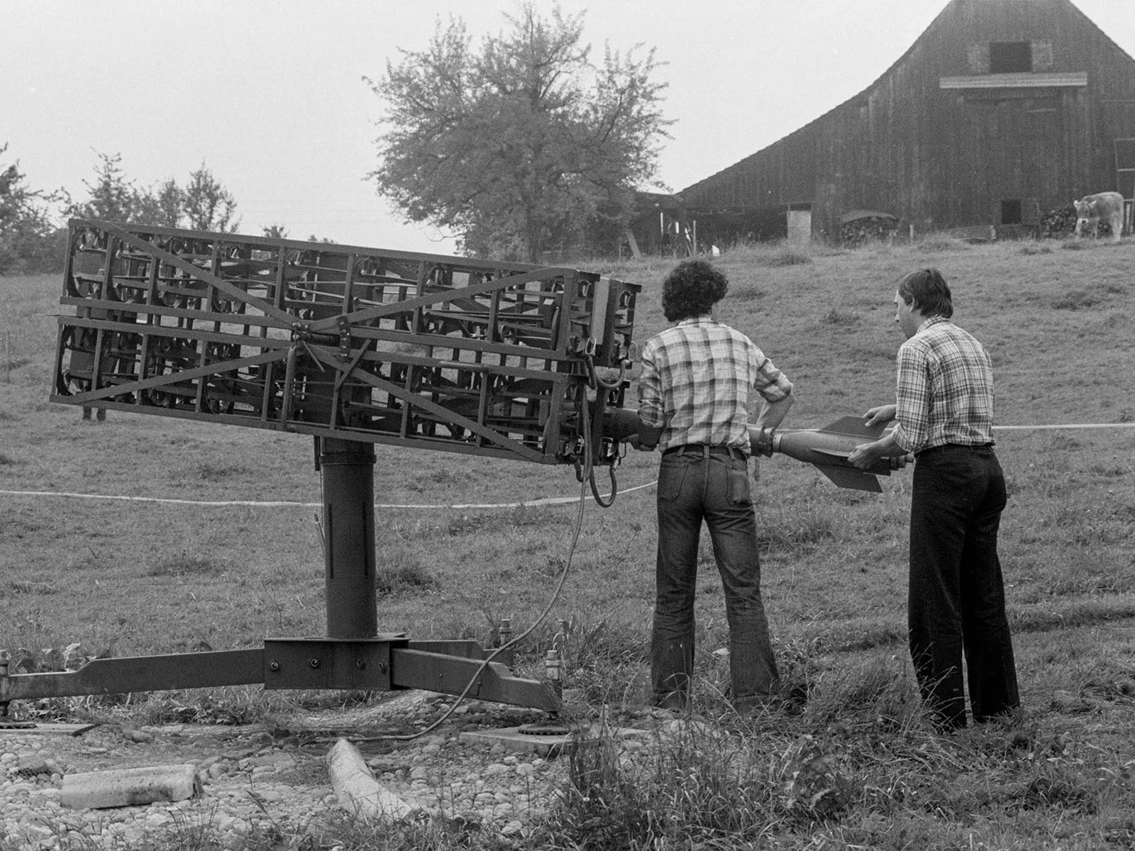 Raketen auf der Kuhweide: Mit Hagelraketen wollte man in den 1970er-Jahren die Wetterschäden reduzieren.