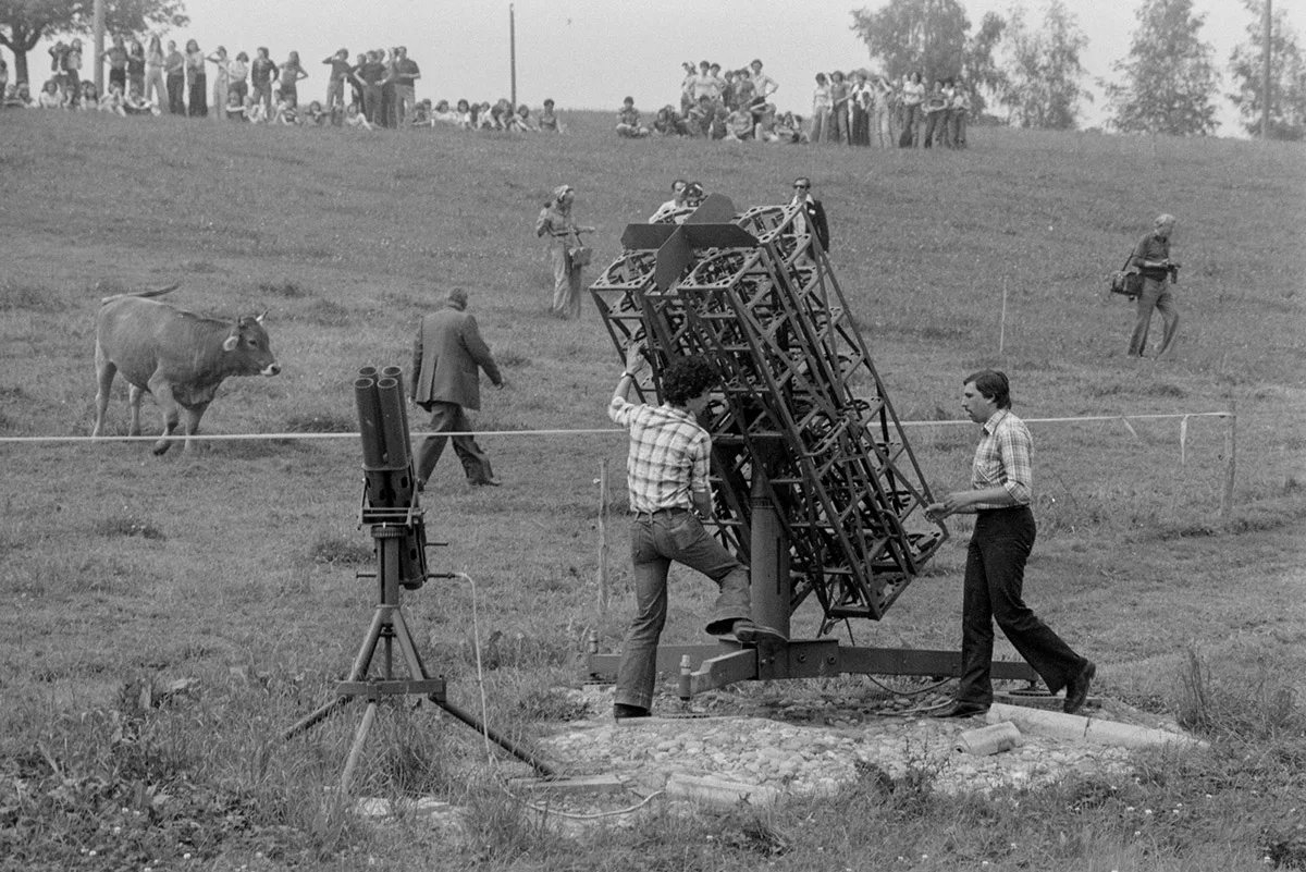 Die Tests mit Hagelraketen, welche im Sommer 1977 in Emmen (LU) stattfanden, lockten zahlreiche Neugierige an.