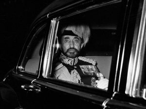 Hailé Sélassié Ier dans sa limousine lors de sa visite d’État à Berne le 25 novembre 1954. Sa coiffe est ornée d’une crinière de lion.