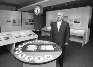 Hans Hilfiker lors d’une exposition consacrée aux pionniers du design suisse au Musée des arts appliqués de Zurich, octobre 1984.