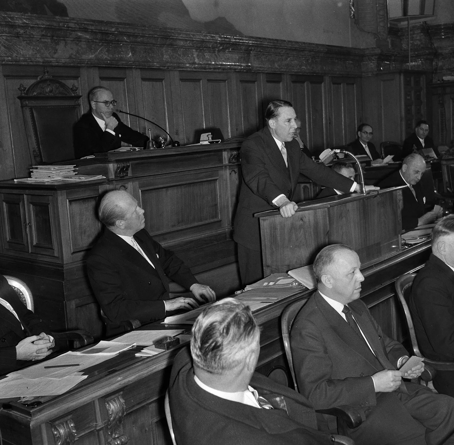 Nach seiner Wahl in den Bundesrat sprach Hans Peter Tschudi am Rednerpult zur Bundesversammlung, 1959.