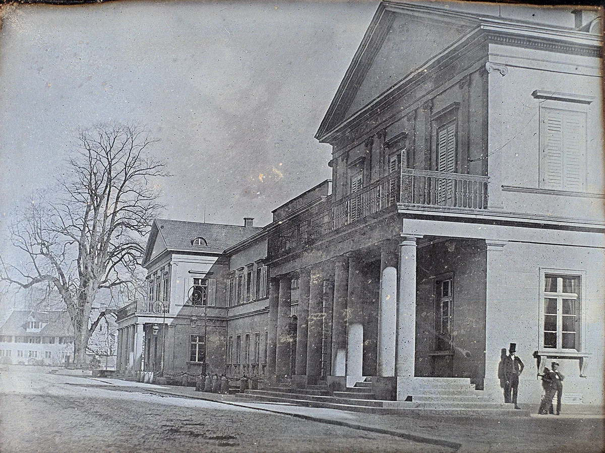 Von Johann Babtist Isenring stammt die älteste noch erhaltene Foto-Aufnahme von Zürich. Sie zeigt, seitenverkehrt, das alte Postgebäude mit dem Paradeplatz im Hintergrund.