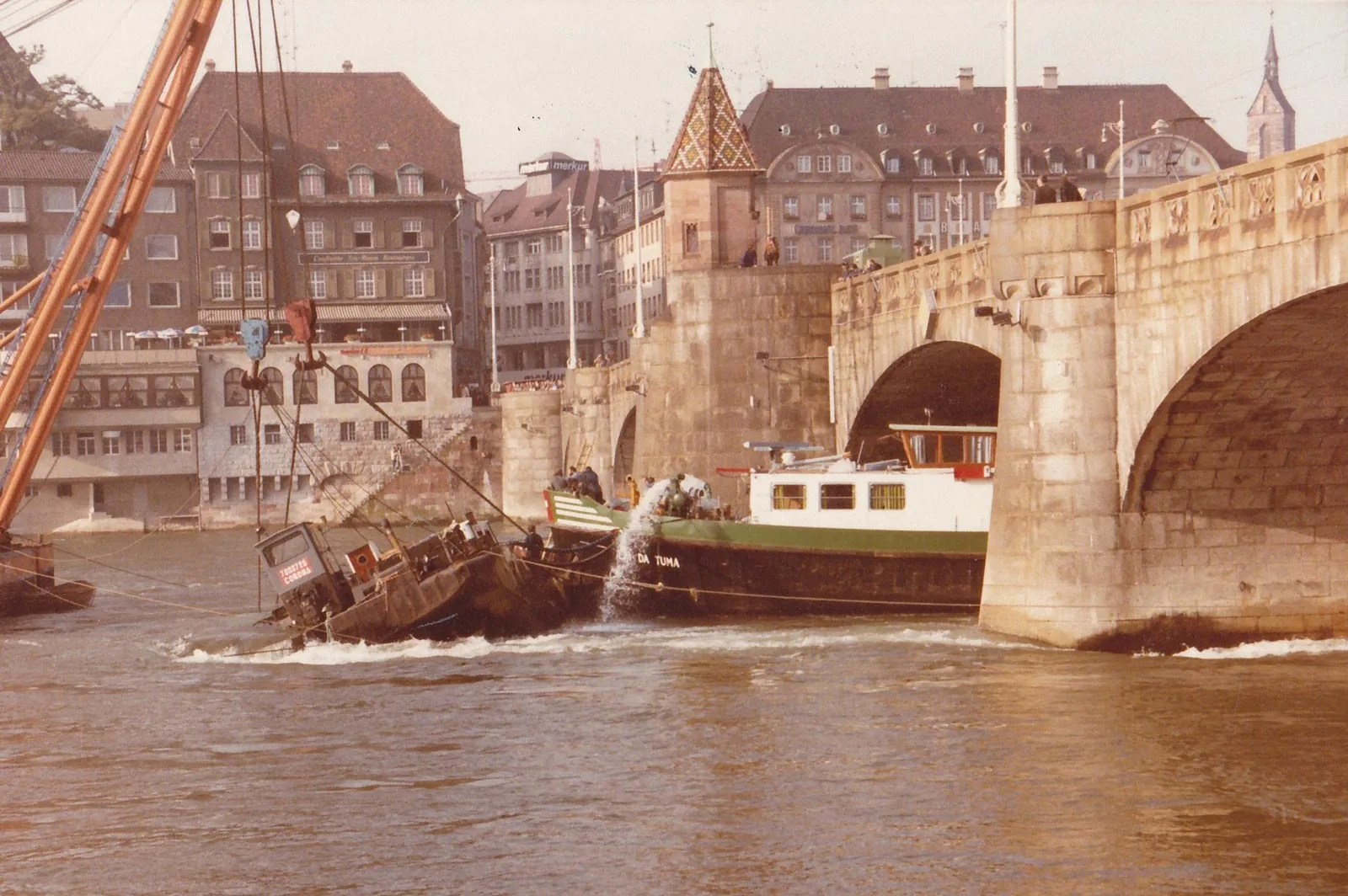 Bien que réputée très sûre, la navigation rhénane ne fut pas épargnée par les avaries. En 1984, l’accident du «Corona», survenu au niveau du Mittlere Brücke à Bâle, fit grand bruit. Le courant repoussant sans cesse le bateau contre les piliers du pont, la navigation fut bloquée pendant près de trois semaines.