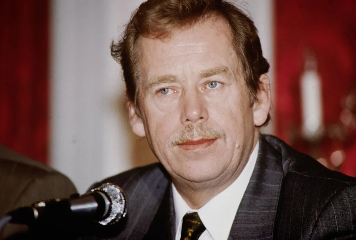 Havel an einer Pressekonferenz 1990 in Bern.