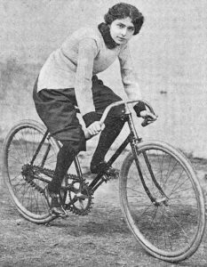La Belge Hélène Dutrieu, coureuse cycliste professionnelle et pionnière de l’aviation.